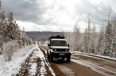 Gute Teerstrasse von Bajandaj zum Baikal See Westufer