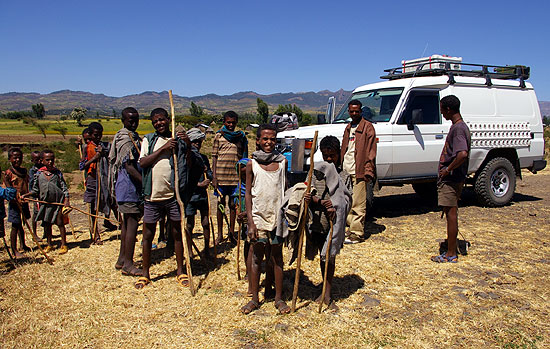 Steinewerfende Kinder in Äthiopien